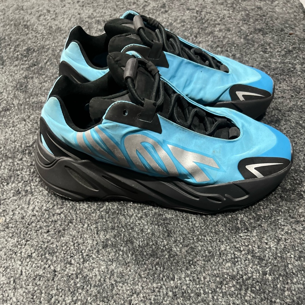 Adidas Yezzy boost 700 BRIGHT CYAN comes with box